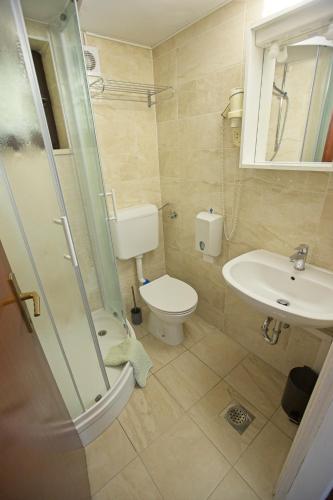 Un baño de Apartments Lara with more affordable parking