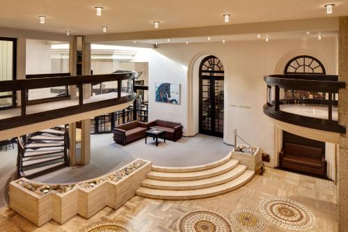 因斯布魯克的住宿－中央酒店，大厅,大楼内有一个螺旋楼梯