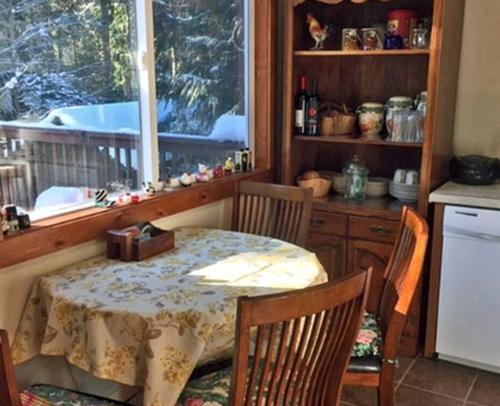 Köök või kööginurk majutusasutuses Cozy Forest Cabin for Eight Guests near Olympic National Park in Washington