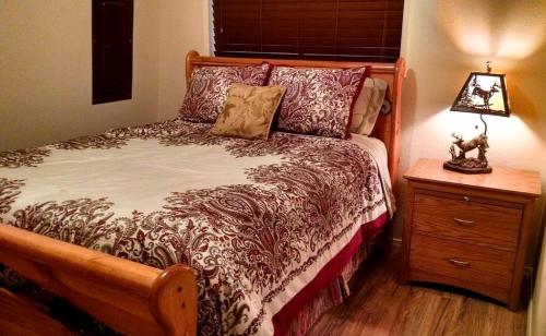 Voodi või voodid majutusasutuse Cozy Forest Cabin for Eight Guests near Olympic National Park in Washington toas