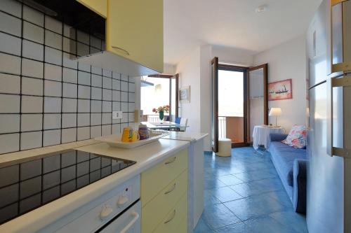 Dapur atau dapur kecil di Rosy terrazza sul mare