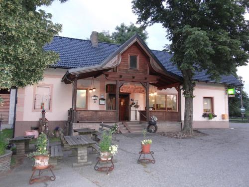 una casa con un banco y una mesa delante en Gasthaus zur Waldschenke, en Zeltweg
