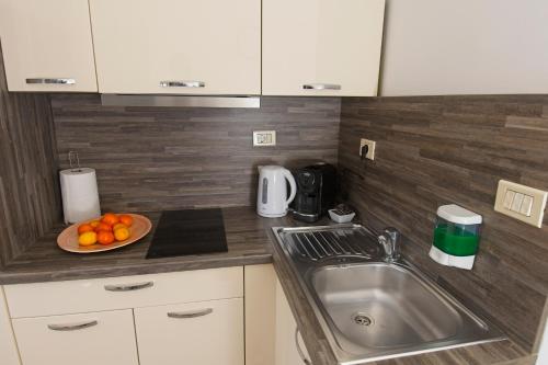 Una cocina o zona de cocina en Apartments Lara with more affordable parking