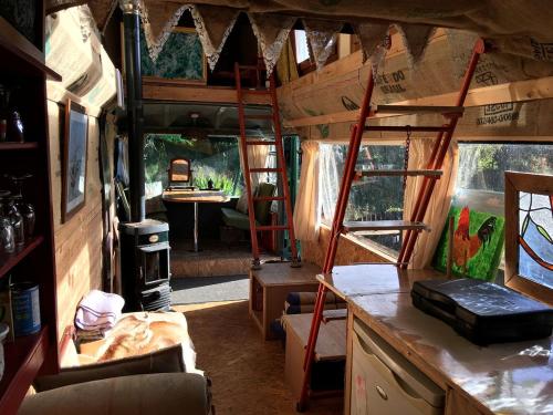 Nhà bếp/bếp nhỏ tại Cozy Tiny House in Cork, Perfect For Vacations on the Emerald Isle