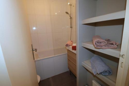 une salle de bain avec une douche, un lavabo et une baignoire dans l'établissement La Baie - Houat By Tranquil at Home, à La Baule