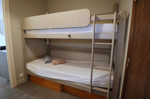 une petite pièce avec deux lits superposés dans l'établissement La Baie - Houat By Tranquil at Home, à La Baule