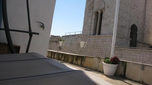 a balcony of a building with a pot of flowers at Il Mulino di Amleto - Bed and Breakfast letterario in Molfetta