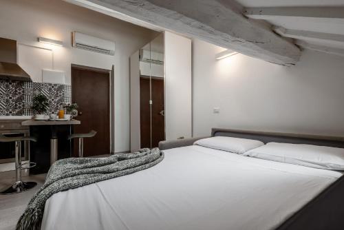 StayEasy Corso Como 9 - Attic studio apartment