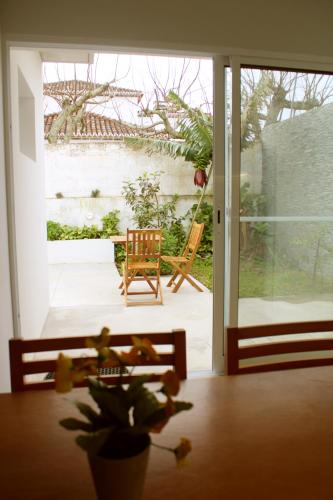 a room with a table and a view of a patio at Casa Guilhermina in Lagoa
