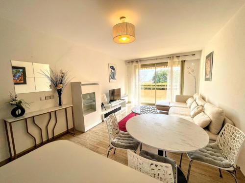 un salon avec une table et un canapé dans l'établissement Serenity YourHostHelper, à Antibes