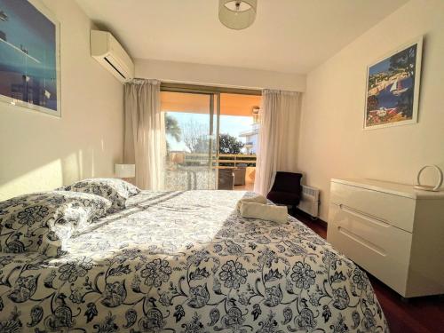 une chambre avec un lit et une fenêtre dans l'établissement Serenity YourHostHelper, à Antibes