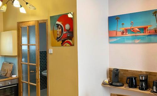 eine Küche mit einem Wandgemälde in der Unterkunft Les Loges du Théâtre Monsigny, Centre-ville in Boulogne-sur-Mer