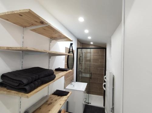 La petite salle de bains est pourvue d'un lit et d'une douche. dans l'établissement ღ NeoNest - Studio Hyper Centre , Wifi & Cour, à Douai