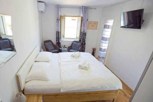 Cama o camas de una habitación en Apartments Lara with more affordable parking