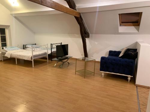 a living room with a couch and a bed at Mantes home in Mantes-la-Ville
