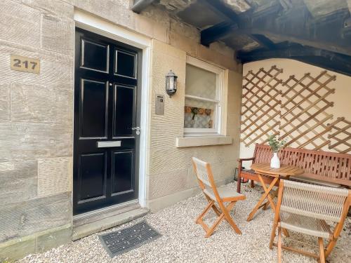 a patio with a table and chairs and a door at Cozy 1 bed Blythswood Apartment in Glasgow
