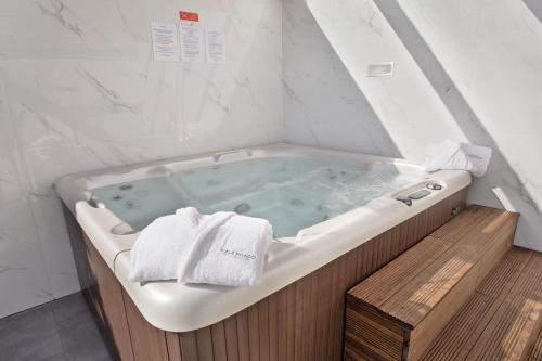 a large bath tub with towels in a bathroom at Villa Mila Piscina e Jacuzzi in Salir de Matos