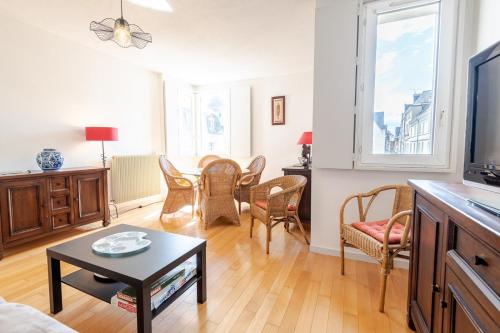 un salon avec une table et des chaises dans l'établissement La Monnaie du Vieux Tours, à Tours