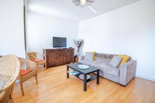 un salon avec un canapé et une table dans l'établissement La Monnaie du Vieux Tours, à Tours