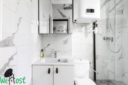 une salle de bain blanche avec un lavabo et des toilettes dans l'établissement Charenton 2 - CI - Paris apt, 2 ppl - Bercy - Gare de Lyon, à Paris