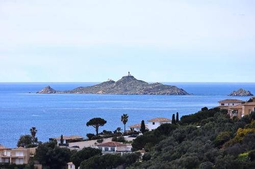 une vue d'une petite île dans l'eau dans l'établissement Acula Marina - Mer, Maquis Corse - T4 Lumineux, à Ajaccio