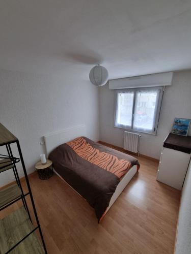 une petite chambre avec un lit dans une pièce dans l'établissement Apartment Proche de la gare, à Lorient