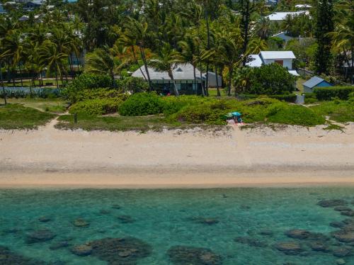 une personne joue sur une plage avec l'eau dans l'établissement Villa Taika, à La Saline les Bains