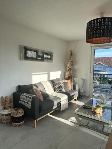 un salon avec un canapé et une table dans l'établissement Pool Quiet View of Montain, à Gex