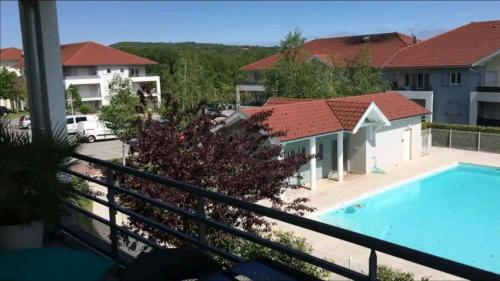 - une vue depuis le balcon d'une maison avec piscine dans l'établissement Pool Quiet View of Montain, à Gex