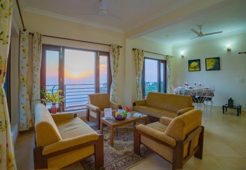 Posezení v ubytování Alaya Stays Pine View Cottage - 3 BHK Himalayan Retreat with Scenic Views