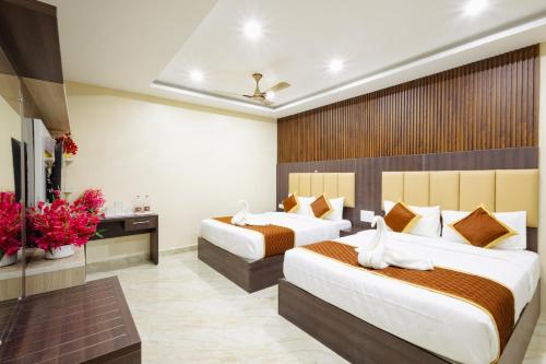 Postel nebo postele na pokoji v ubytování Hotel Brindavan Elite