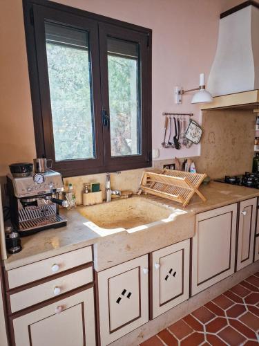 une cuisine avec un évier et une fenêtre dans l'établissement Mas Fauvette Villa with Sea View, à Argelès-sur-Mer