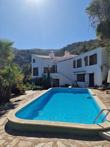 une piscine devant une maison dans l'établissement Mas Fauvette Villa with Sea View, à Argelès-sur-Mer
