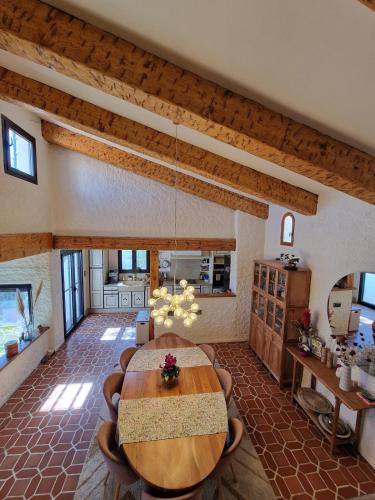 une grande chambre avec une table et une cuisine dans l'établissement Mas Fauvette Villa with Sea View, à Argelès-sur-Mer