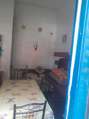 la milonga في أتلانتيدا: غرفة صغيرة بها سرير وأريكة