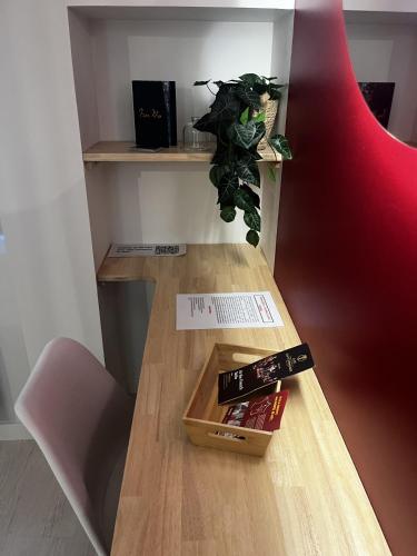 une table avec des livres et une étagère dans l'établissement Le Rubis Dijon Centre Historique Logement Neuf, à Dijon