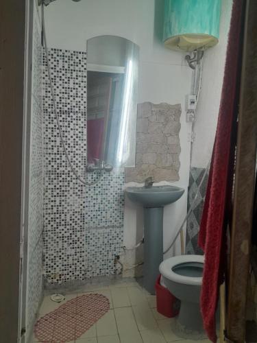 la milonga في أتلانتيدا: حمام مع حوض ومرحاض