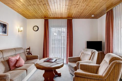 Телевизор и/или развлекательный центр в Ferienhaus im Grund