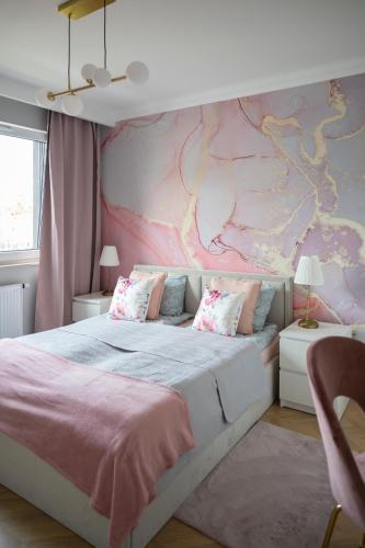 Postel nebo postele na pokoji v ubytování Rose Gold by Go Apart