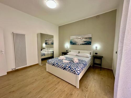 维罗纳Opera Suites的带床和镜子的卧室