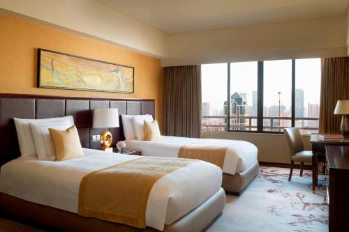 Uma cama ou camas num quarto em The Portman Ritz-Carlton Shanghai