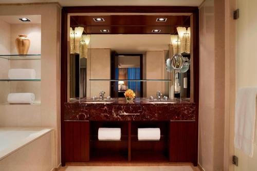 Uma casa de banho em The Portman Ritz-Carlton Shanghai