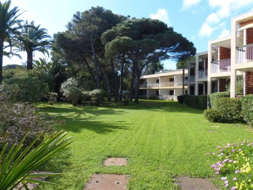 une grande cour devant un bâtiment dans l'établissement T2 dans une résidence proche de la mer et du centre du village, à Porquerolles