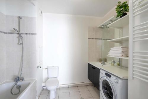 La salle de bains est pourvue de toilettes et d'un lave-linge. dans l'établissement Cosy Prusse - Metro 7, La Villette, Paris, quiet, à Pantin