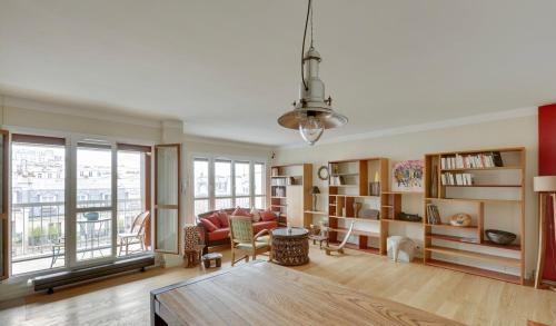 Barbes 2 - CI - Luminous apt for 4 p with balcony - Paris 75018