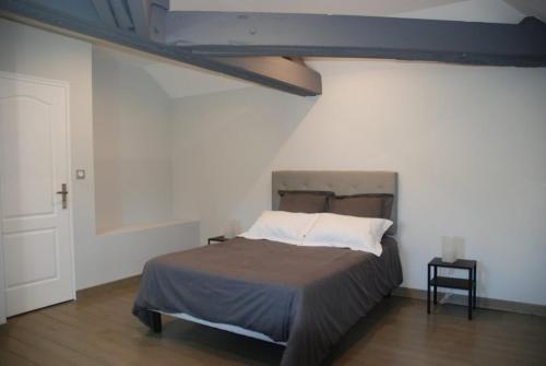 a bedroom with a bed in a room at Le CLOS MARATUEL in Sarlat-la-Canéda