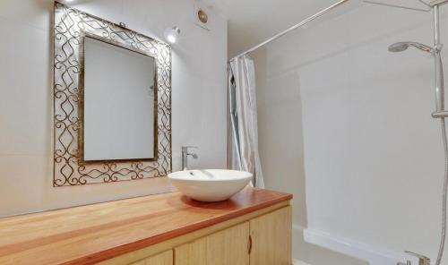 une salle de bain avec un lavabo et un miroir dans l'établissement Barbes 2 - CI - Luminous apt for 4 p with balcony - Paris 75018, à Paris