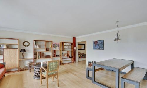un salon avec une table et une salle à manger dans l'établissement Barbes 2 - CI - Luminous apt for 4 p with balcony - Paris 75018, à Paris