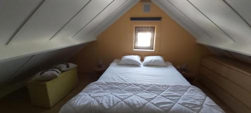 Giường trong phòng chung tại Vakantiehuisje Wenduine