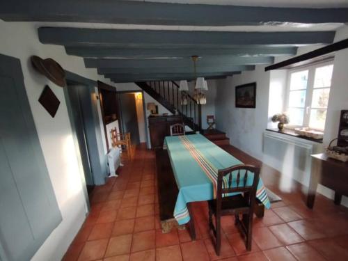 Cette chambre comprend une table et une chaise. dans l'établissement Maison Hameka, à Arnéguy